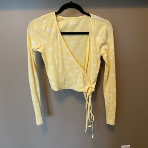✨3/10✨Hollister Yellow Wrap Longsleeve